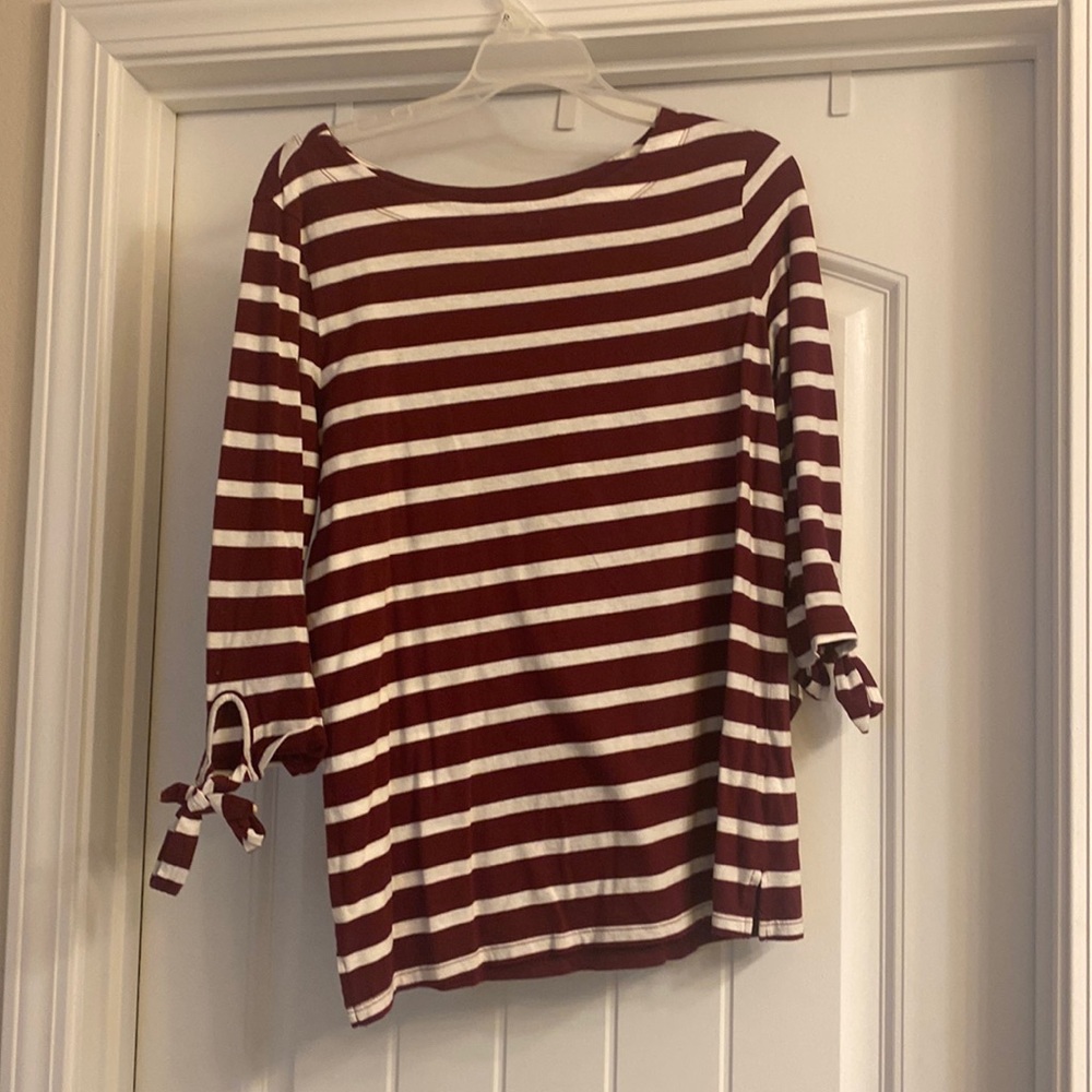 Old navy maroon and white three quarter sleeve top.